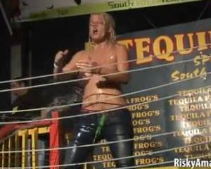 Sexy naakte meiden dansen voor publiek