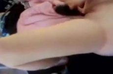 Webcam blond tienermeisje neukt anaal met haar borstel