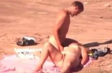 Hij neukt zijn vrouw op het strand niet wetend dat ze gefilmd worden