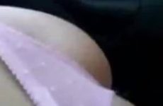 Jong stel parkeert de auto op het platteland voor een blowjob stop