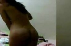 Tiener meisje geeft een striptease voor de webcam