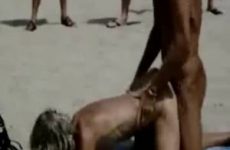 Oud stel neukt op nudisten strand met publiek