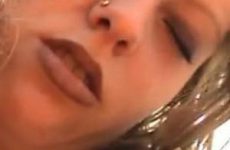 Nederlands tiener meisje duwt dildo in haar strakke kut