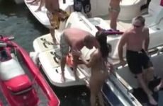 Dronken meiden gaan seksueel los op boot party